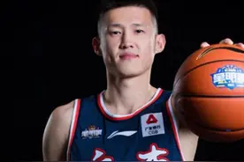 36岁男篮队长周鹏:妻子是1米88女篮美女，相恋18年生下一儿一女图片
