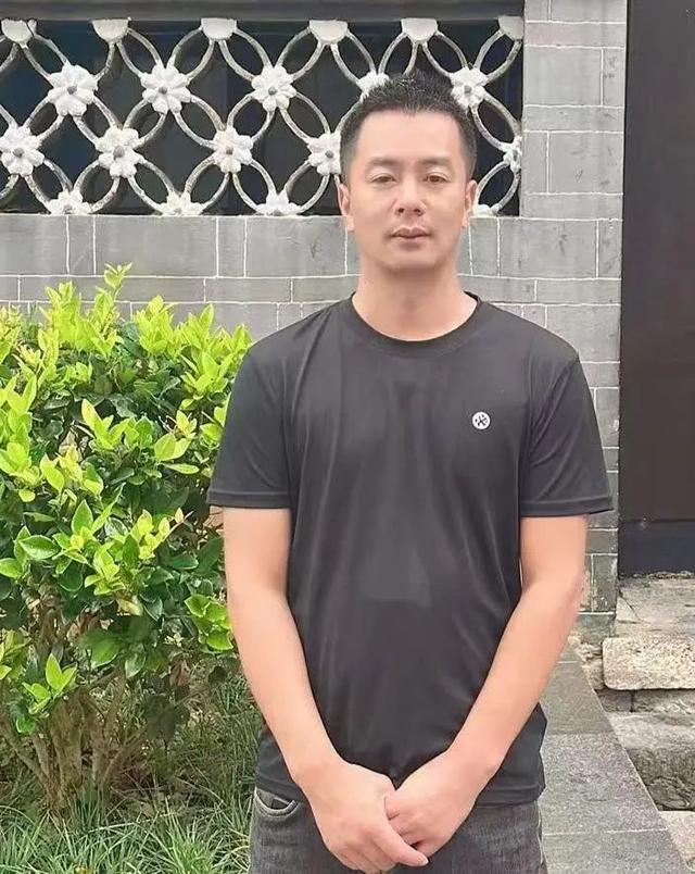 四川一乘客打车10元车费付了14万多元，不到目的地就要求在桥头下车，出租车司机心里一紧迅速报警