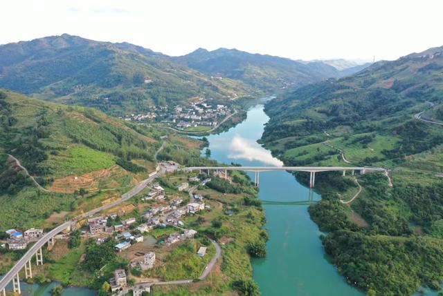 贞丰:九桥飞架跨天堑 大道通衢筑梦行