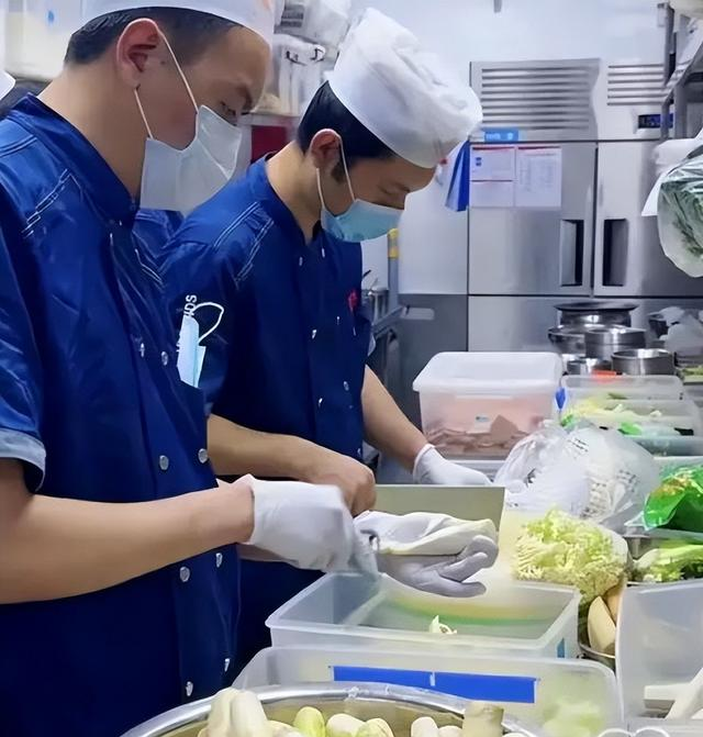西贝塌房后，汪小菲饭店直播做菜受好评，儿女不来北京原因曝光