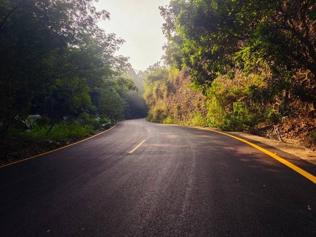 塘朗山郊野公园火车道口与绿平二路段，爬坡酸爽，骑友的天堂