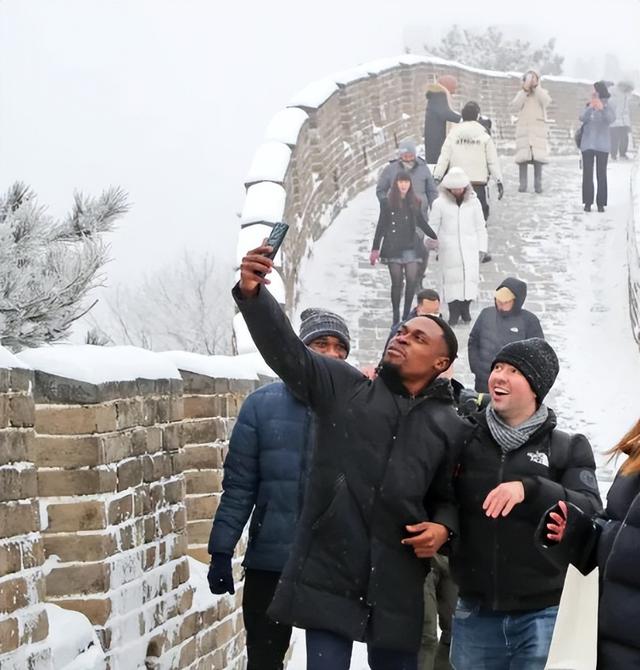 老外疯狂涌入中国？数据令人扎心：欧美游客数量恢复还不到一半！