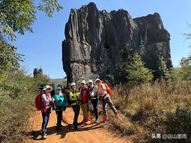 走石林仙女湖、观雷打石石林，徒步穿越绵延石林间，我们惊叹不已