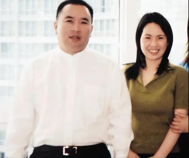 赖昌星妻子曾明娜现状,独居3000平老宅,做饭弄花草活成人生赢家