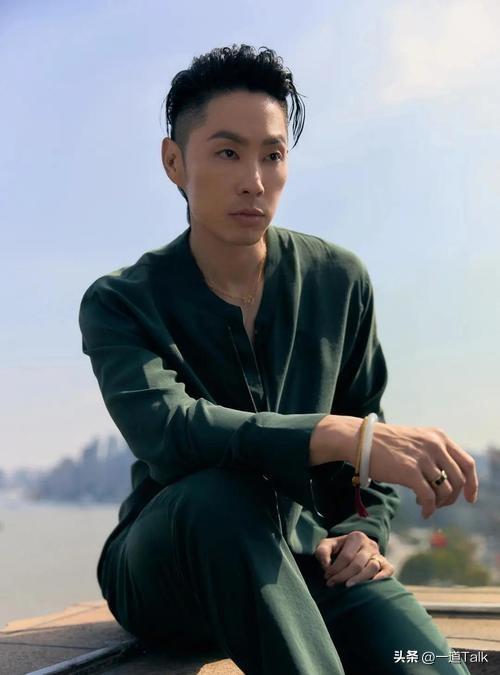 47岁吴建豪暴瘦，1米8才100斤	，尖嘴猴腮像老头，健康状况引担忧