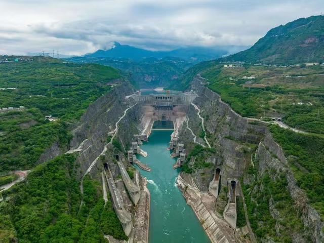 三峡大坝还能撑多久？美国专家分析后，得出的结论竟让人难以置信