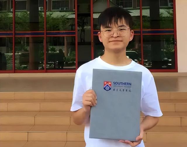 被姚明抱着上奥运的抗震小英雄，曾发誓考上清华，16年后成了这样