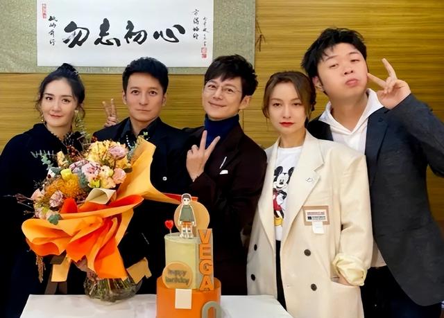 51岁何炅现状惹人心疼！无儿无女独居生活，收礼风波后形象崩塌