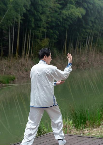 跟着师父练站桩，3年才懂：原来“傻站”着，才是养生的真功夫