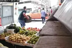 7点出发丨店里没人就被城管以“出店经营”为由搬走水果？当地回应！图片