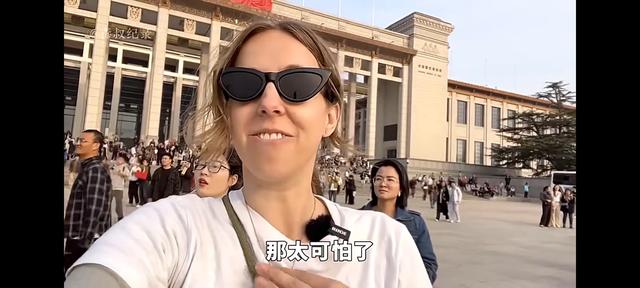 美国夫妻去北京观看升旗仪式，直呼：差点被吓哭了，太震撼了