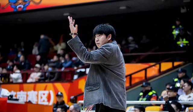 广东主场再迎硬仗！五连胜背后伤兵满营，杜锋一边冲榜一边练兵