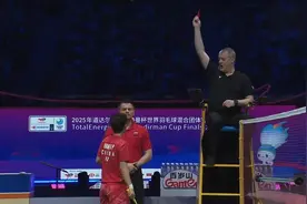 黄东萍生理期被罚红牌！世界羽联有先例屡教不改，冯彦哲坐地休息图片