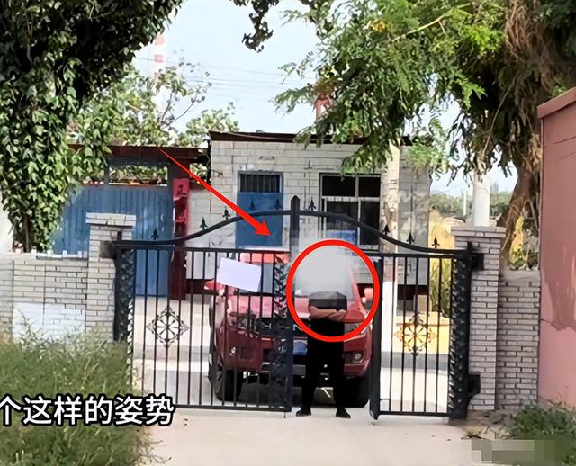 司机送鸽粮遭堵门后续：货主已道歉，身份被扒黑料曝光，难怪嚣张