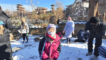 千年崖城变身童话雪国，萌娃嬉雪玩转跨国挑战！