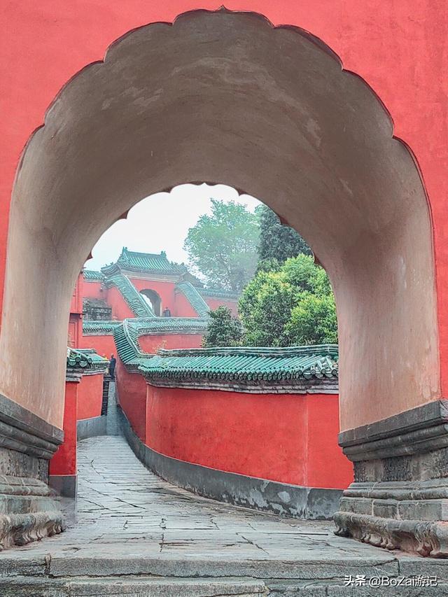 武当山意外之喜！雨中留宿南岩，邂逅古建与自然的绝配