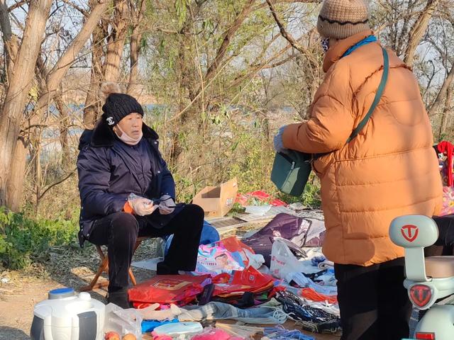 记录德州:岔河河堤上的大集,人山人海,异常热闹
