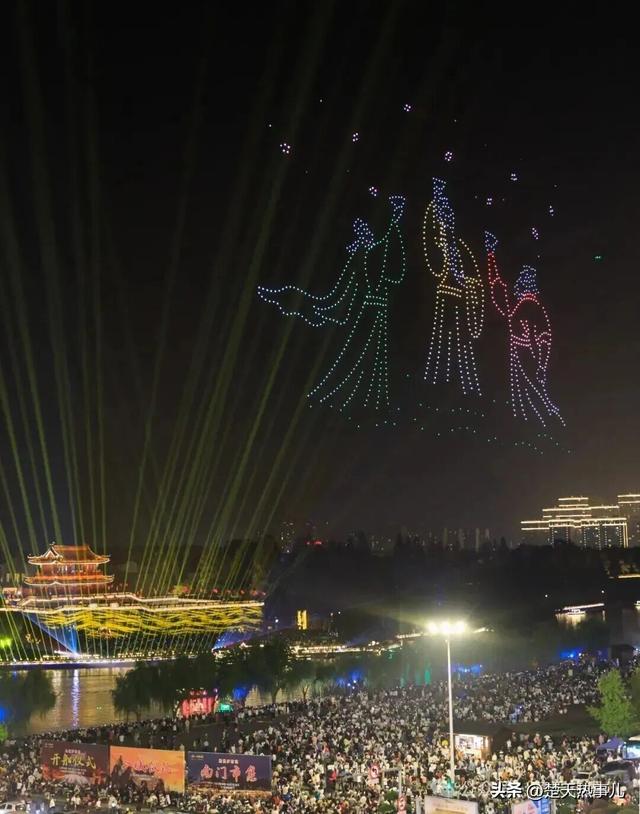 千年古城，一天24万人涌入，门都给挤爆了！