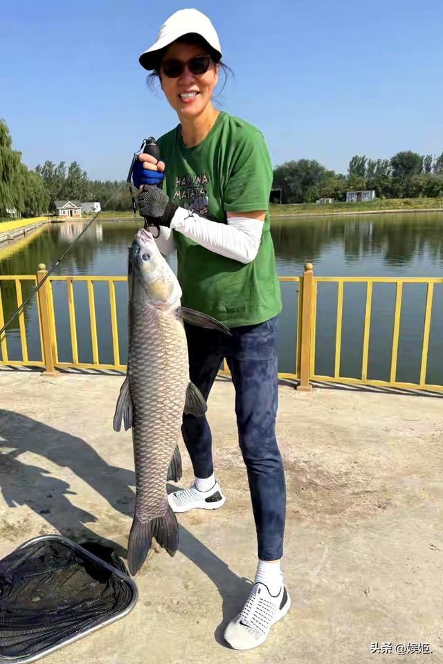 64岁郎平与74岁老公北京钓鱼 晚年生活非常充实 钓的鱼也是大到离谱
