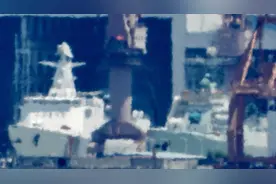 海警版052D涂装下水！主炮雷达两点改进，柴燃动力不怕对方飙船图片