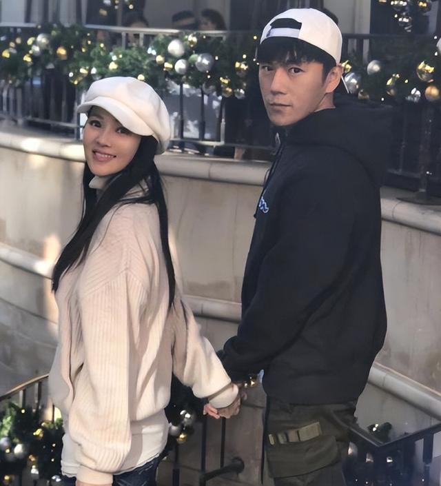 57岁伊能静全家度假，膀大腰圆不再少女，9岁米粒手机不离手