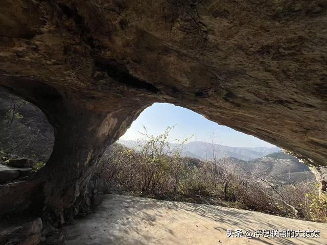 游赏过九鼎山后，我又跑到一户院里“强买”了大爷种在路边的白菜