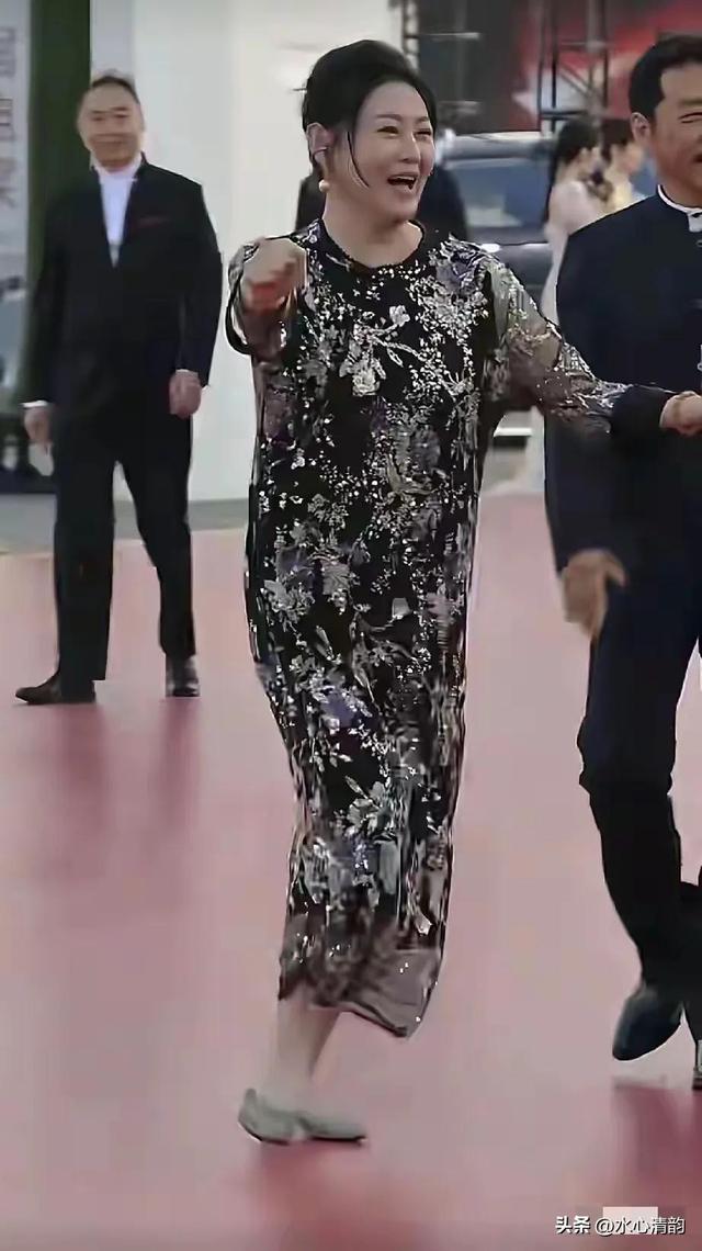 天哪，曾经的最美潘金莲王思懿现在也成了胖大婶了，55岁不婚不育