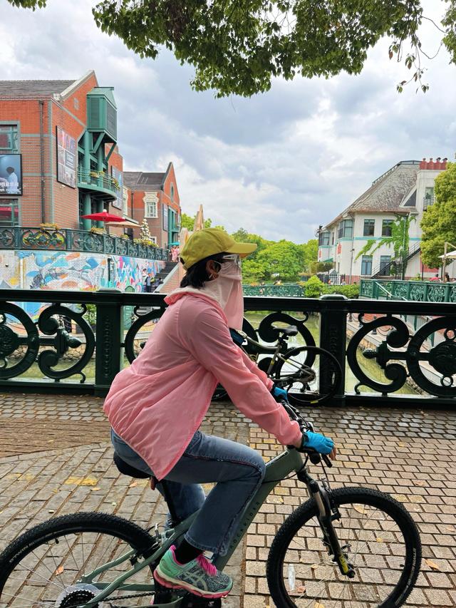 骑行圈内幕曝光：大佬们都去这！奶牛一脚踏两国，这个小城太硬核