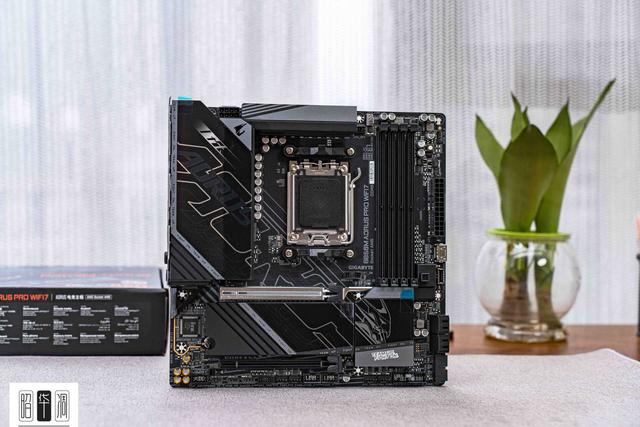 曲面玻璃的通透美学：乔思伯 TK-4 装机实录