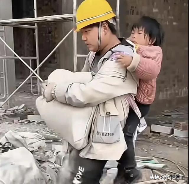 妹妹结婚我随礼18万,临走时她给我偷塞了个包裹,打开一看，我泪奔