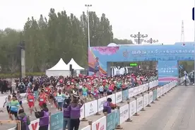 全球首场！人形机器人半程马拉松在北京亦庄鸣枪开跑！图片