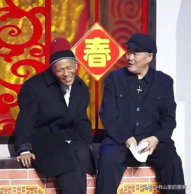 68岁赵本山现身三亚，逛街专人接待，买太多衣服保镖快拎不动袋子