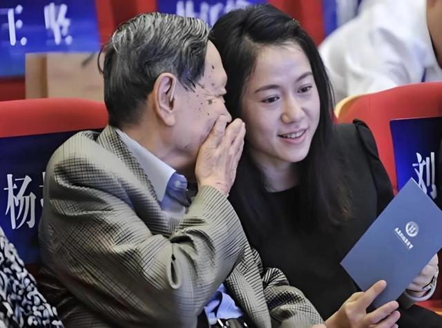 杨振宁去世不到2月	，令人担忧的事还是发生，翁帆近况被曝惹争议