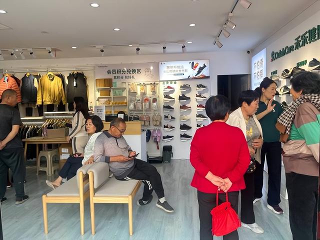 专家预测银发经济2035年将达19万亿，热潮背后，老人真的都有钱吗