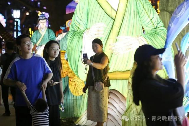 青岛之夏艺术灯会成岛城顶流，这里人“鼓”了，凑齐青岛消夏“四件套”！