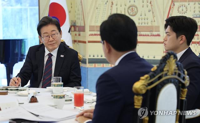 犹豫13天，93阅兵李在明没去成？特朗普两头施压，韩国要看美脸色