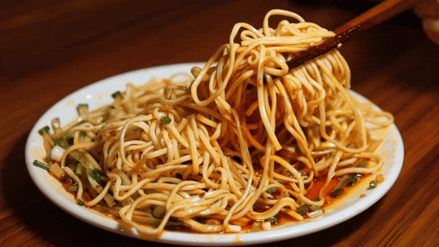 宜宾冠英古街秋假遛娃指南：非遗扎染、燃面研学、江边喂鱼，一站式玩透！