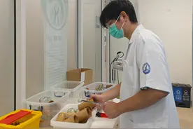“我是医学生学过急救 ”，中医学子返校高铁上施针救人图片