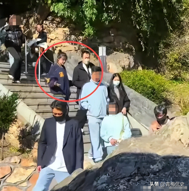 辛柏青带17岁女儿寺庙祈福！父女俩一直牵着手，李乃文也陪在身边
