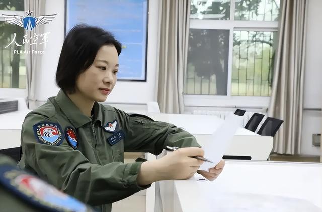 阅兵女机长身份曝光！私生活被扒，牺牲太大，老公身份也不简单