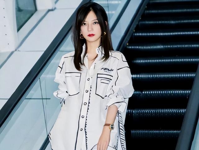 面相又变了！49岁赵薇广东吃饭又老又凶，当年的小燕子再也回不去