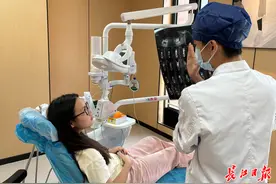 医生巧借智齿“以牙还牙”，19岁少女自体移植重获“妈生牙”图片