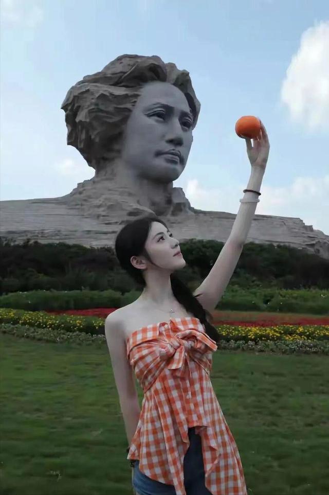 中国传媒大学校花 李乐涵 明眸摄人+黑天鹅气质 这妩媚谁顶得住？