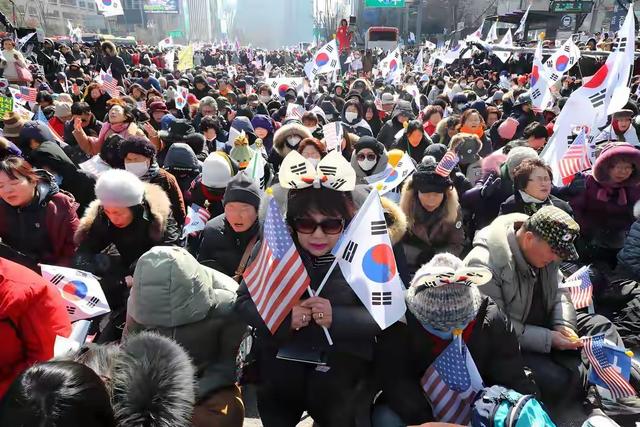 首尔爆发反华游行，韩国人疑惑：为什么中国人没有一丁点害怕？