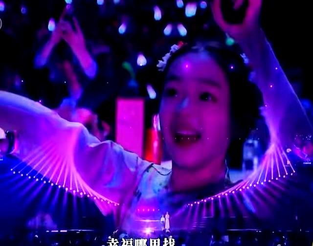 佟丽娅和儿子朵朵同台演唱《世上只有妈妈好》，小酒窝台下打Call