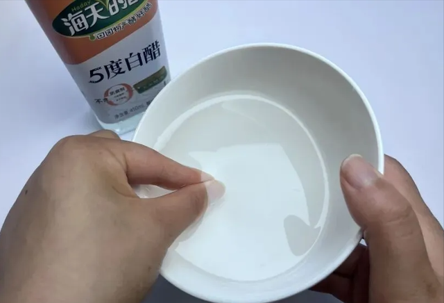 手被胶水粘住，别硬扯，滴上一点这个，立马融化，不疼不伤皮肤