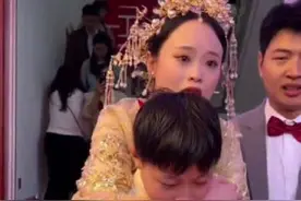 弟弟背着姐姐送她出嫁图片