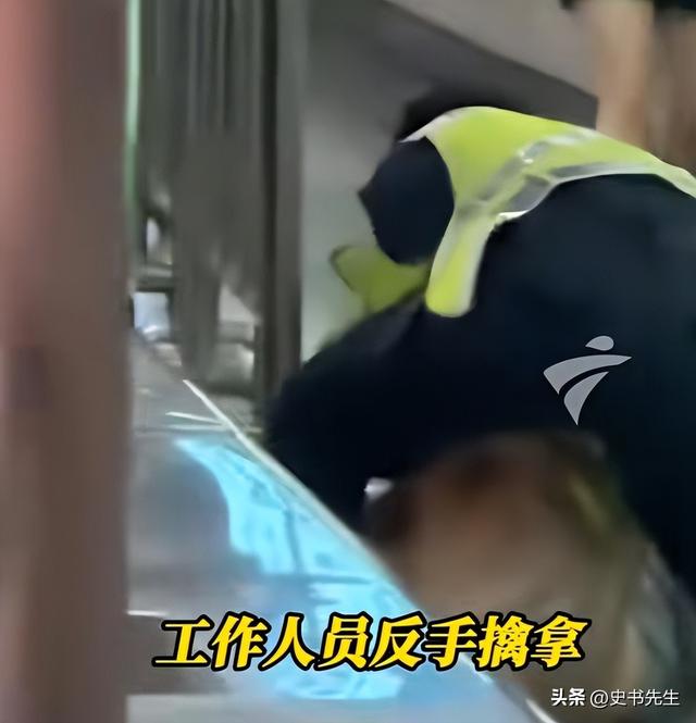 女子地铁殴打安检员后续：真容曝光，当事人获表扬，下场大快人心
