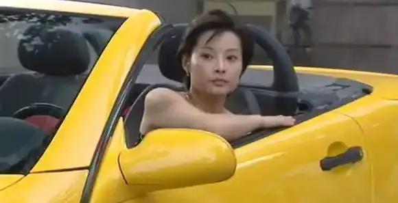 袁立近照曝光，身上米黄色裙子抢镜，比之前瘦了，公开讲课状态好