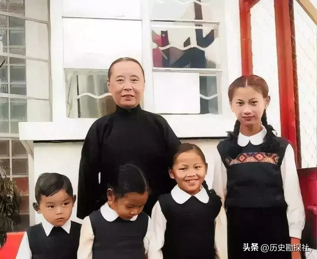 1962年，徐志摩前妻张幼仪和家人，在美国的别墅前，留下的家庭照